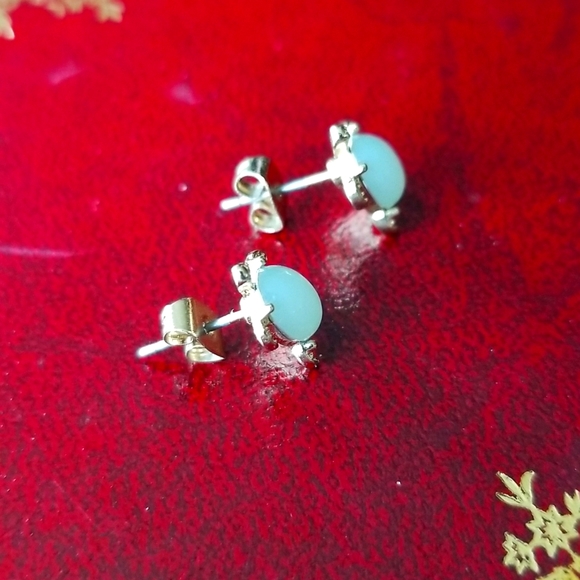 Gold-tone faux opal jelly belly turtle pierced earrings - Picture 3 of 5